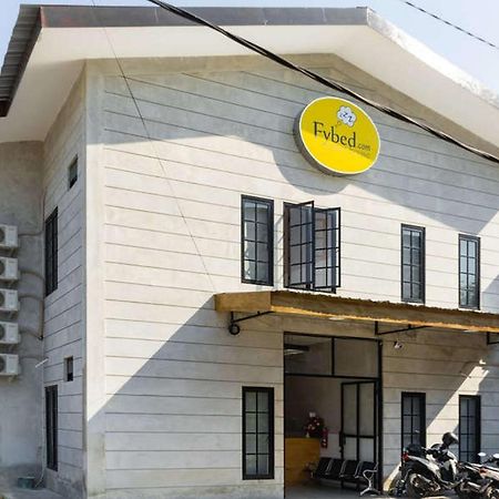 Hotel RedDoorz near Sam Poo Kong 3 Semarang Exterior foto