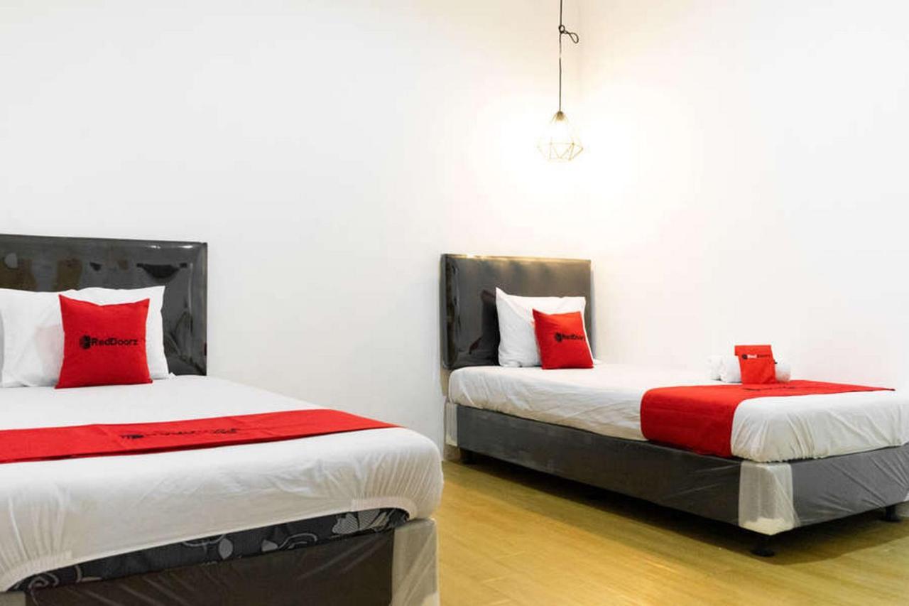 Hotel RedDoorz near Sam Poo Kong 3 Semarang Exterior foto