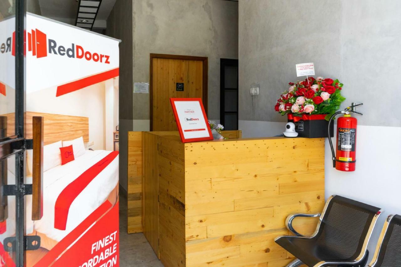 Hotel RedDoorz near Sam Poo Kong 3 Semarang Exterior foto